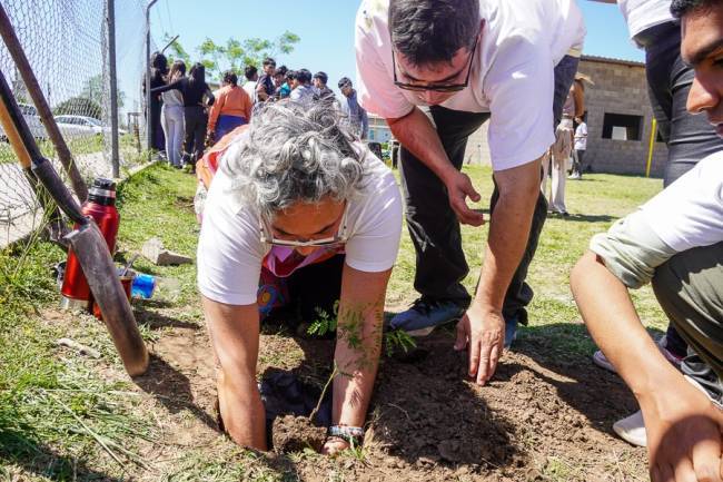 Malvinas Argentinas sumó 100 nuevos árboles nativos con el programa Más Flora Cordobesa
