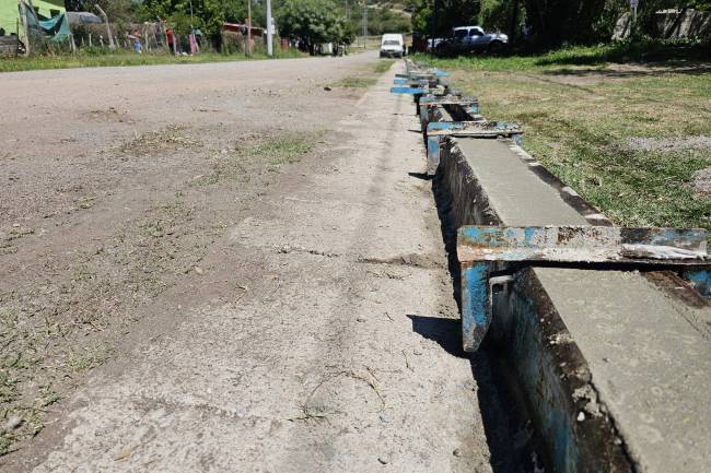 Río Ceballos: Comenzaron obras de cordón cuneta en Barrio Los Vascos