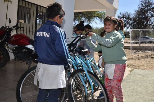 Niños del Paraje Agua del Crespín ya cuentan con transporte seguro a la escuela