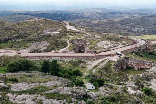 La Ruta 28 se abre paso entre las sierras