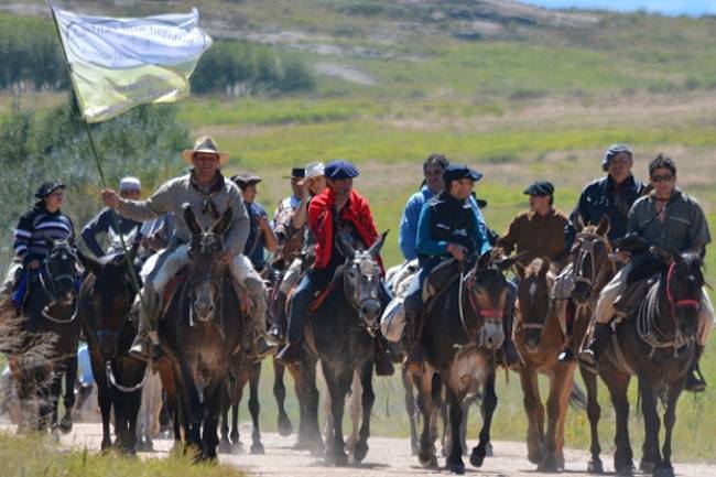 Invitan a recorrer senderos brocherianos a caballo