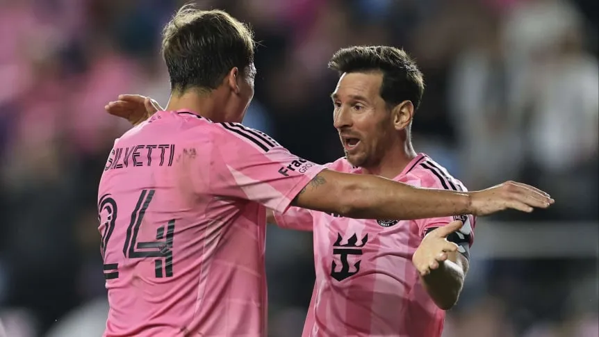 Surtido deportivo: Messi ganador, ruedas,el León y el FUTSAL