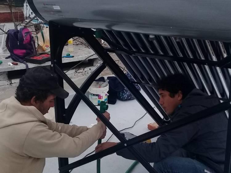 Se instaló el primer termotanque solar en un Centro Vecinal