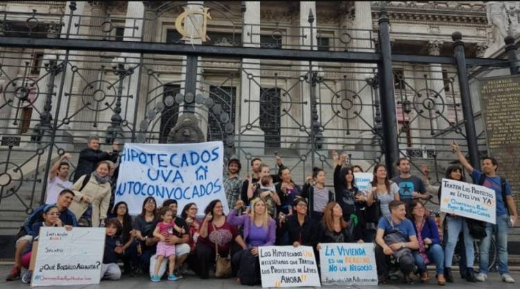 El gobierno sigue defendiendo a las UVAs pero se hacen insostenibles