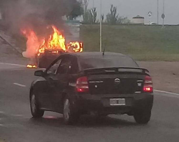 Quemó su auto antes de que se lo confisquen, por romper la cuarentena