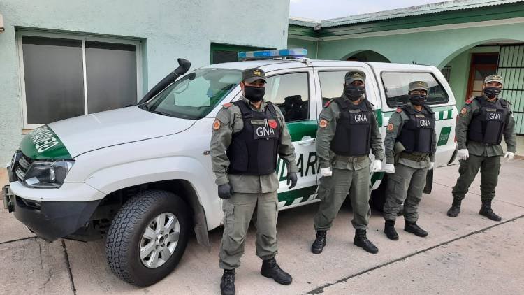 Río Ceballos: Gendarmes salvan la vida de una niña que no podía respirar por tragarse un juguete