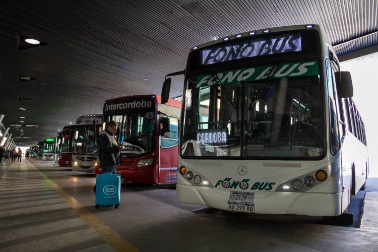 Sin diálogo y tras 15 días, continúa el paro de interurbanos