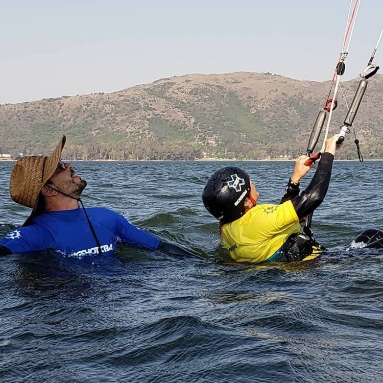 En protesta a la cuarentena organizaba un torneo de "Kitesurf" en el Dique Los Molinos