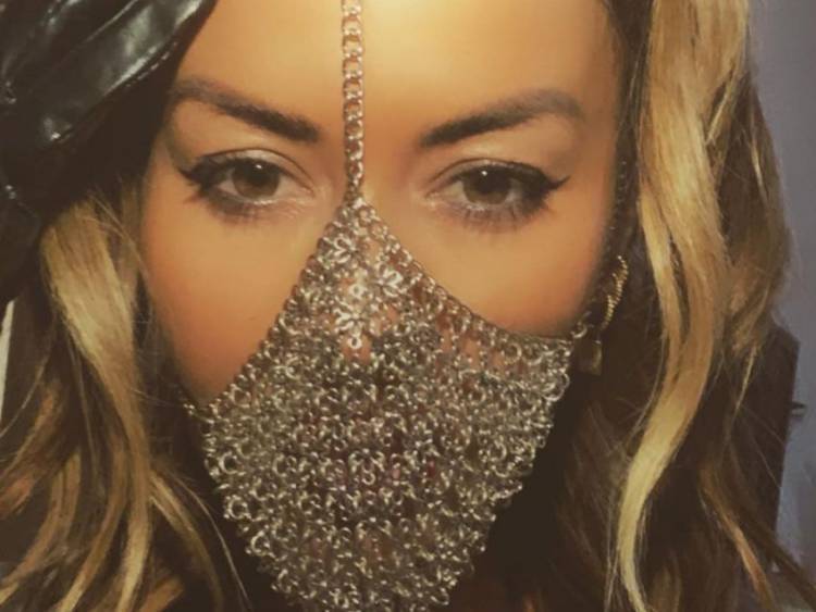 ¡Escándalo! ¡Diosa cordobesa genera polémica por su original tapabocas!