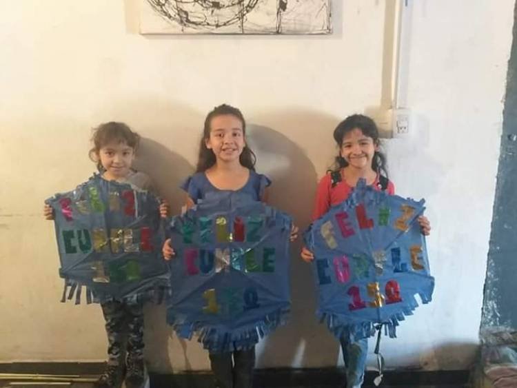 Barrileteada con mensajes al cielo para festejar 150 años de una de las escuelas más antiguas de Córdoba