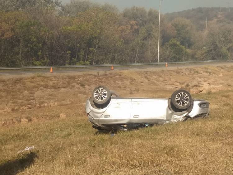 Cortada Autopista Córdoba-Carlos Paz por incendio y grave choque