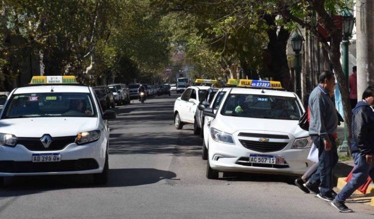 Taxistas de Villa María con permiso para viajar afuera