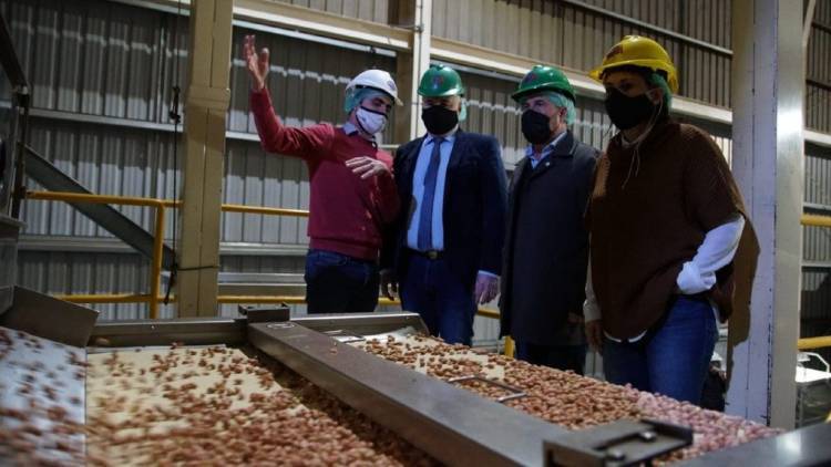 El Gobierno de Córdoba brindó ayuda a una industria manisera de Hernando.