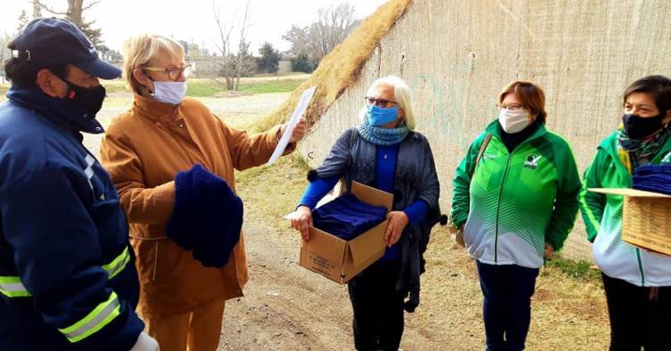 Gesto solidario de un equipo de NewCom con los encargados del puesto sanitario de Cabrera.