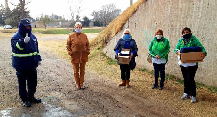 Gesto solidario de un equipo de NewCom con los encargados del puesto sanitario de Cabrera.