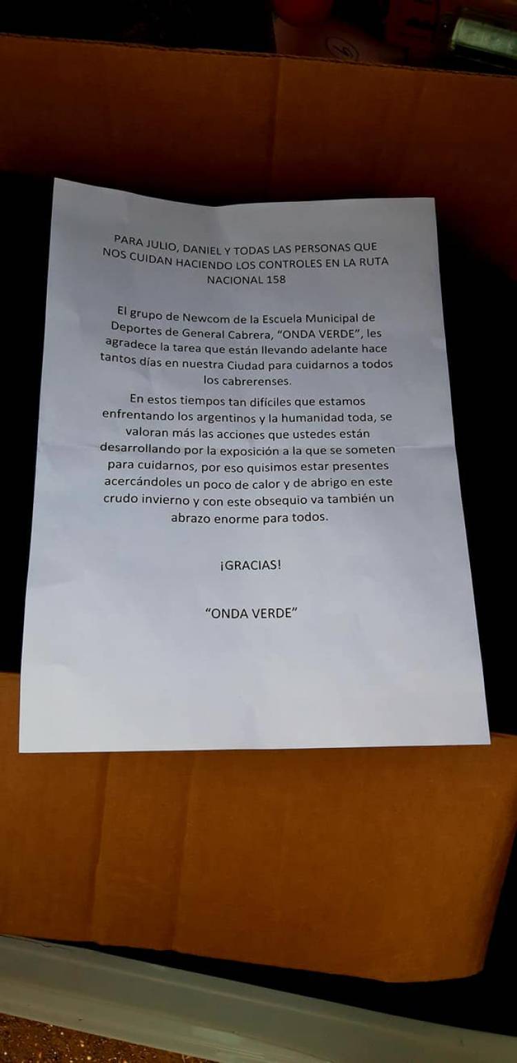 Gesto solidario de un equipo de NewCom con los encargados del puesto sanitario de Cabrera.