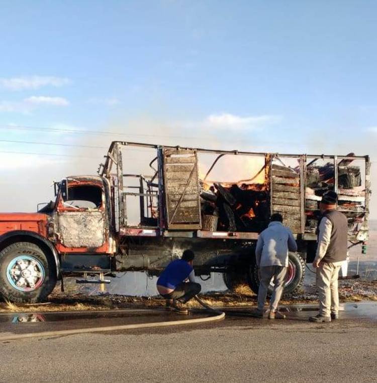 Se incendió camión con leña en Olaeta