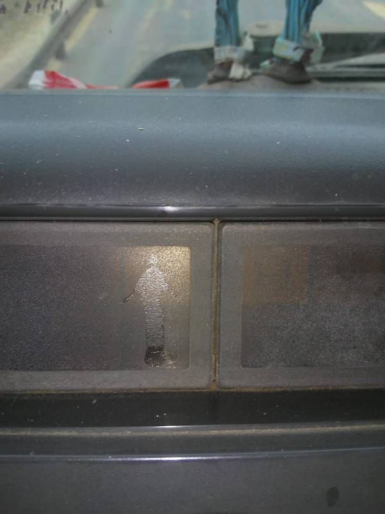 En el tablero de un camión apareció imagen misteriosa o religiosa.