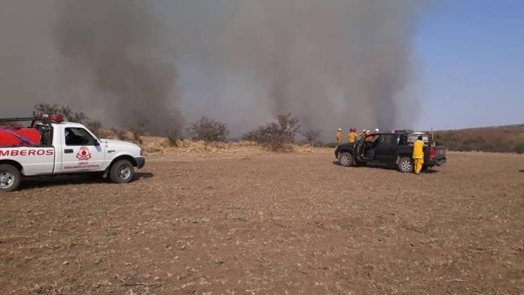 En Achiras los Bomberos luchan contra el fuego