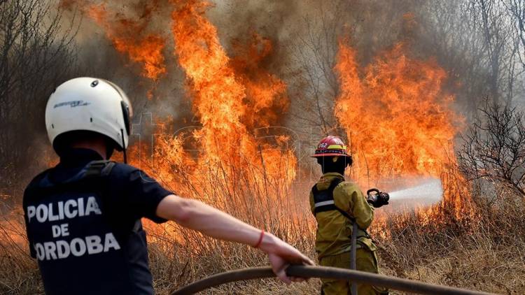 Más de 400 bomberos trabajan en sofocar varios incendios activos en las Sierras