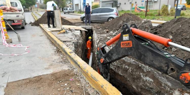 Ya no más olores frente a la nueva Terminal de Ómnibus. Arreglan caños de cloacas