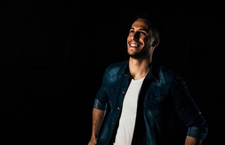 Leo Giuliano estrena “Te debo un abrazo”