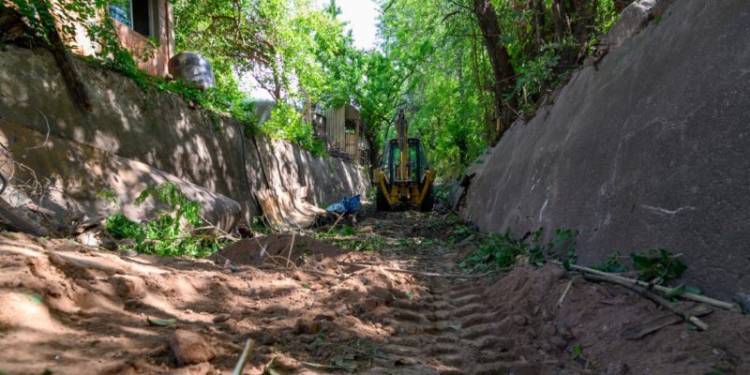 Canal Maestro Sur: Sacan hasta 3 metros de barro y mugre