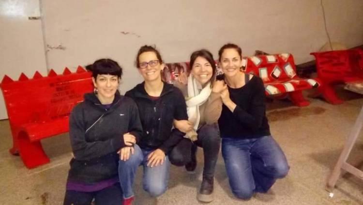 Mendiolaza: Artistas reparan los Bancos Rojos sin perdonar la desidia municipal