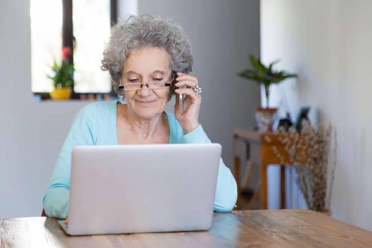 Cursos gratuitos de alfabetización digital para adultos mayores