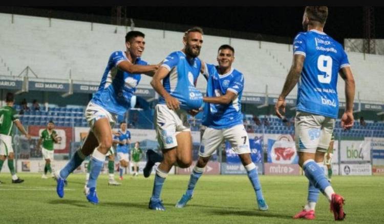 Estudiantes (RC) ganó por 4-0 a Agropecuario y jugará la final por en ascenso a Primera.