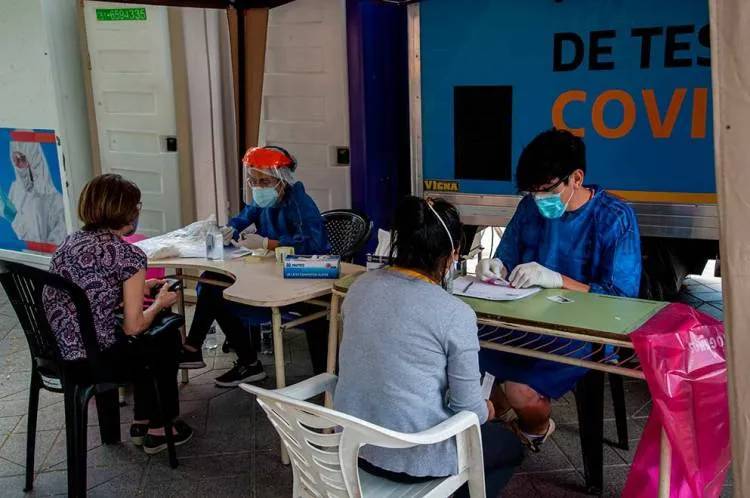 Se reducen los días de aislamiento para contactos estrechos