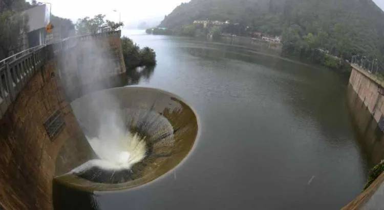 Embalses con nivel máximo de agua