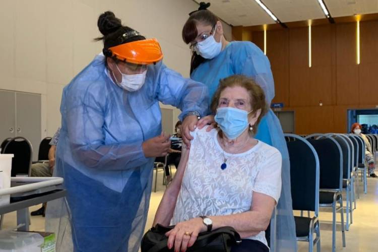Elsa recibió la vacuna contra el Covid-19 Nº 100 mil