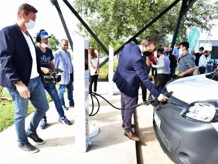 Autos eléctricos: Inauguraron la primera estación de recarga