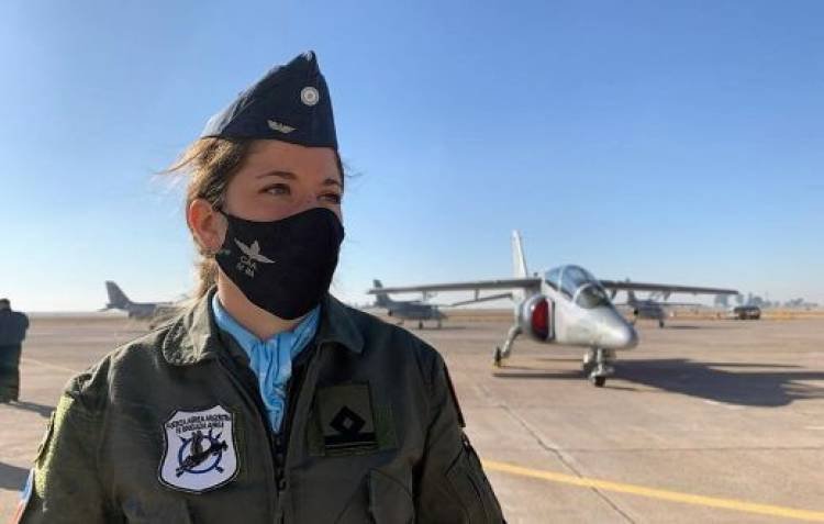 "Primer Vuelo Solo" de una piloto de combate mujer de la Fuerza Aérea Argentina