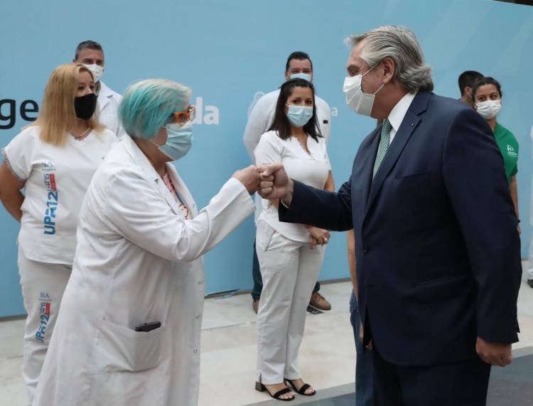 El presidente reapareció públicamente y anunció bonos para personal sanitario