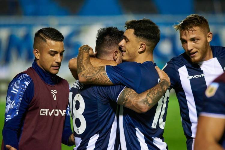 Santos se vistió de héroe y Talleres ganó en Tucumán
