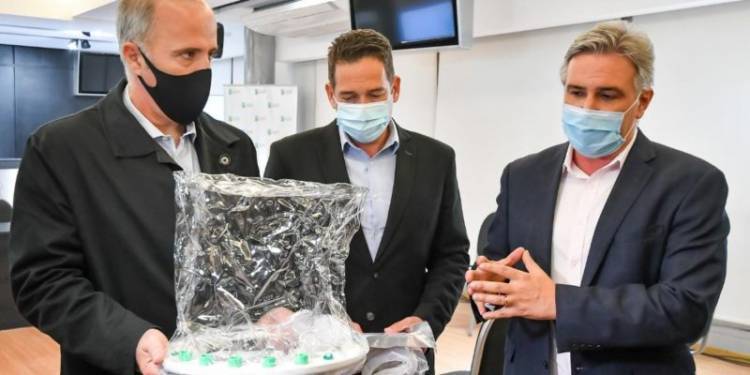 Llaryora presentó una cápsula de ventilación no invasiva para pacientes con Covid