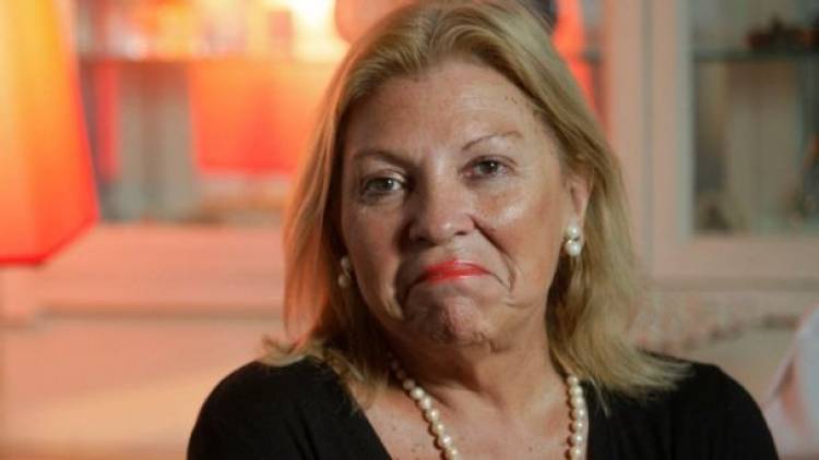 Carrió se vacunó con AstraZeneca y rechazó la Sputnik V acusando a Putin de "dictador"