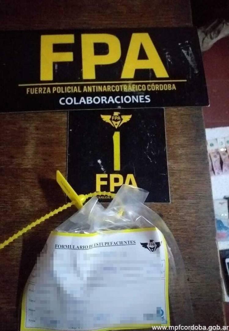 Mal estacionado y con cocaína a la vista