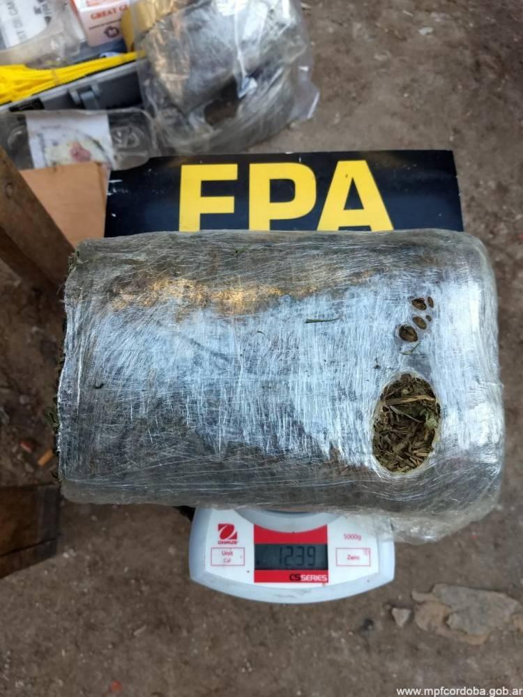 En barrio Sargento Cabral, encuentran más de 3 kilos de marihuana