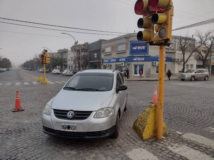 San Francisco: Una vez más, un auto chocó contra un mojón de una avenida céntrica