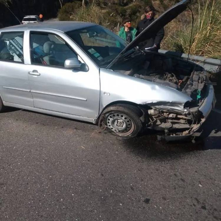 En Pampa de Achala, un auto  chocó contra una montaña