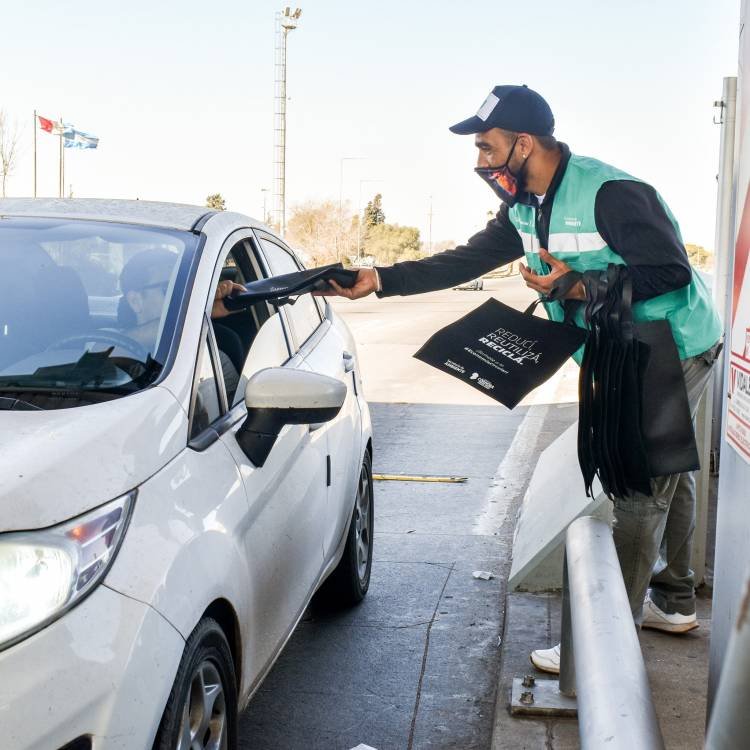 Ambiente busca desalentar el uso de bolsas de plástico y concientizar sobre su impacto negativo