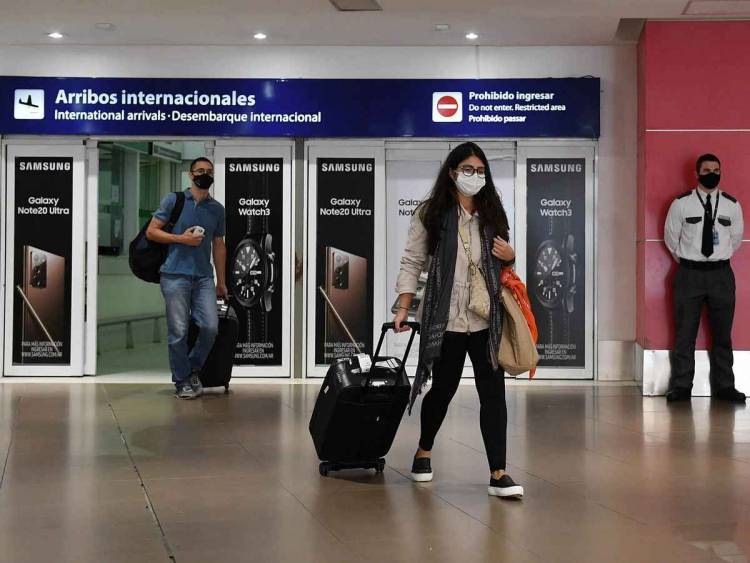 Un viajero contagiado con variante Delta fue denunciado penalmente