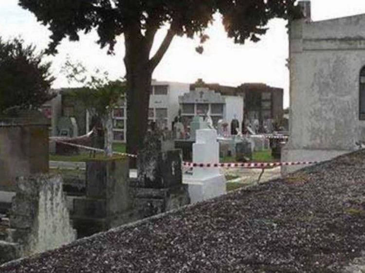 El hombre de la moto en el cementerio de Carrilobo.