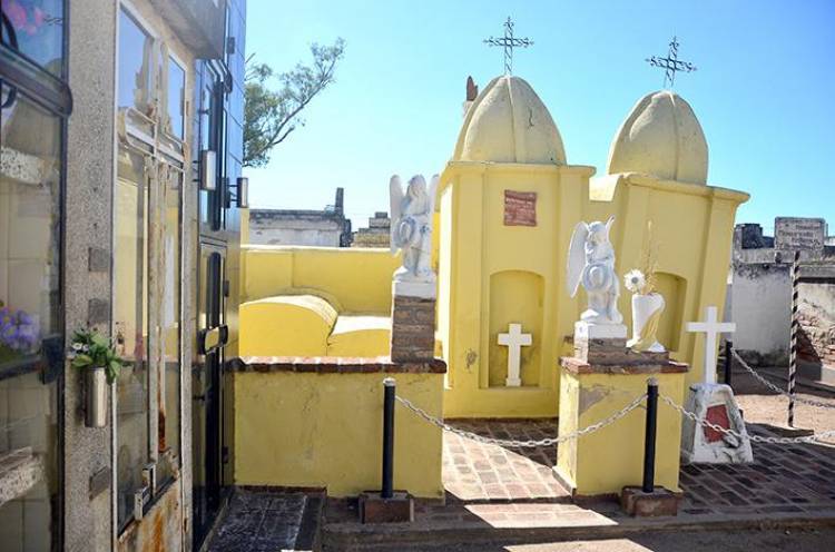 La joven que sale de la tumba en Villa Nueva