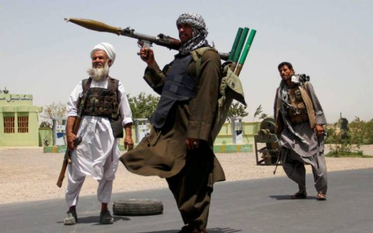 Talibanes toman una décima ciudad en Afganistán y se acercan a la capital, Kabul