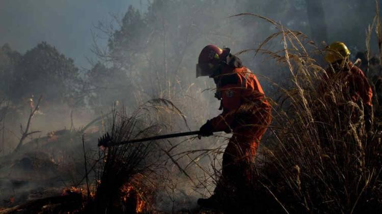 Bomberos y tres aviones hidrantes combaten un incendio en la zona de Intiyaco