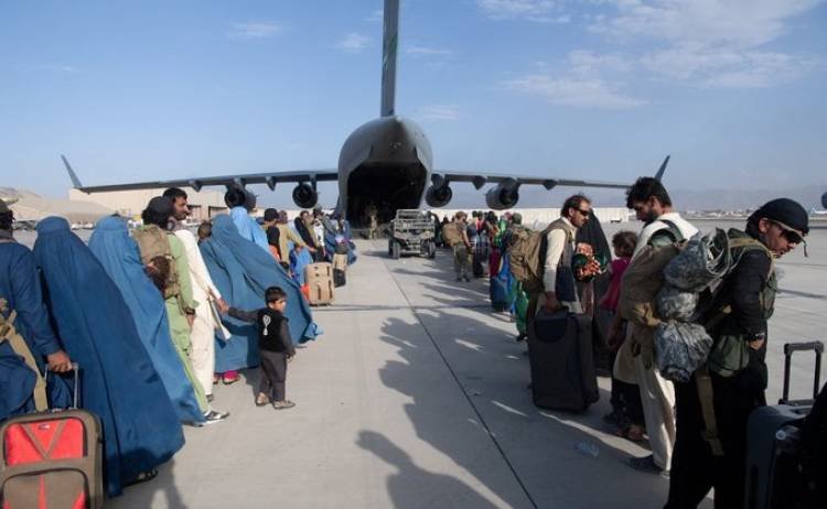 Riesgo de ataque terrorista en el aeropuerto de Kabul complica las evacuaciones